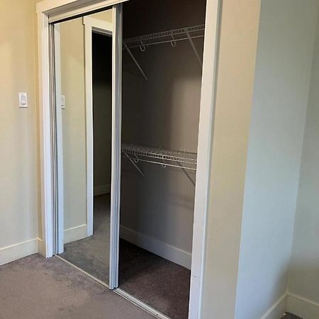 ريتشموند، كولومبيا البريطانية Spacious And Bright Large Suite With Separate Bathroom المظهر الخارجي الصورة