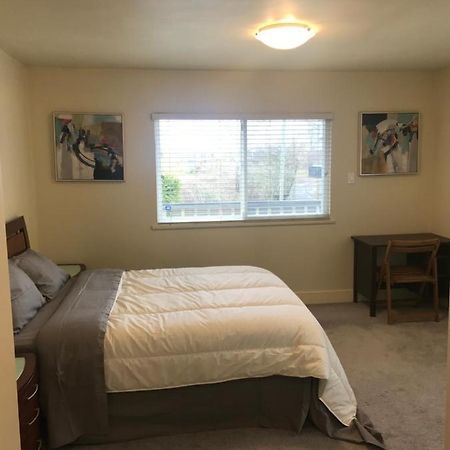 ريتشموند، كولومبيا البريطانية Spacious And Bright Large Suite With Separate Bathroom المظهر الخارجي الصورة