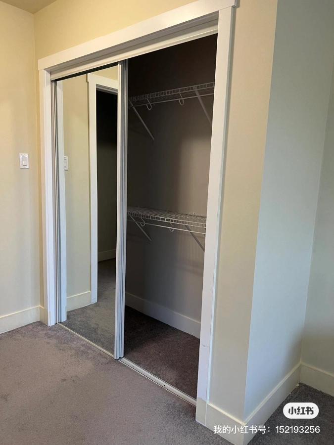 ريتشموند، كولومبيا البريطانية Spacious And Bright Large Suite With Separate Bathroom المظهر الخارجي الصورة
